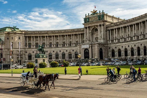 ウィーン オーストリア 2022年9月28日ホフブルク宮殿とパノラマの広場の景色 人々は歩くとオーストリアのウィーンで馬と魚屋 — ストック写真