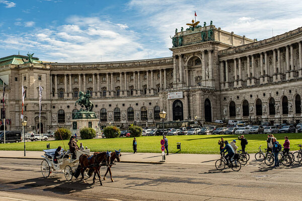 Вена, Австрия, 28 сентября 2022 года Хофбург дворец и панорамный вид на площадь, люди ходят и fiaker с лошадьми в Вене, Австрия
