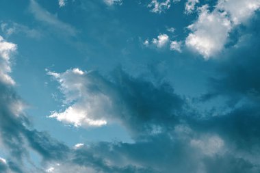 Mavi gökyüzünde bulutlar