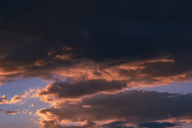 Gökyüzündeki kara bulutlar