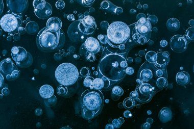 Doku yapısı arka planda beyaz kış, nehir buzu hava kabarcıkları durgun. Buz üzerinde çizim oluşturuldu