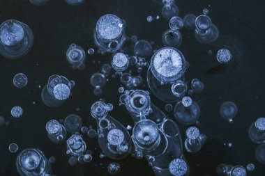 Doku yapısı arka planda beyaz kış, nehir buzu hava kabarcıkları durgun. Buz üzerinde çizim oluşturuldu