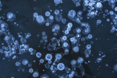 Doku yapısı arka planda beyaz kış, nehir buzu hava kabarcıkları durgun. Buz üzerinde çizim oluşturuldu