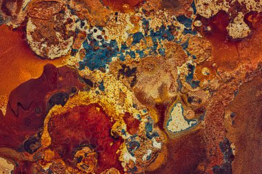 Bir arabanın üzerindeki boya ve pasın soyut makro görüntüsü