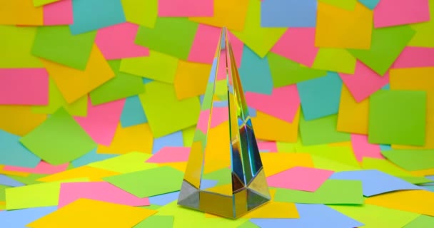Piramida Cristal Rotește Note Lipicioase Colorate Fundal — Videoclip de stoc