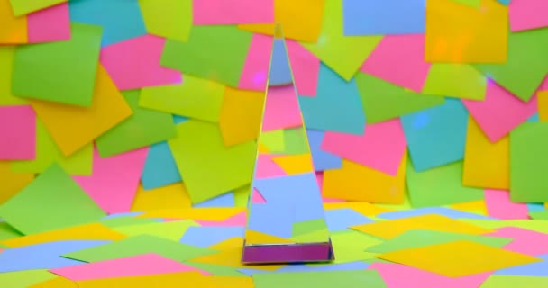Pirâmide Cristal Girando Notas Coloridas Pegajosas Fundo — Vídeo de Stock