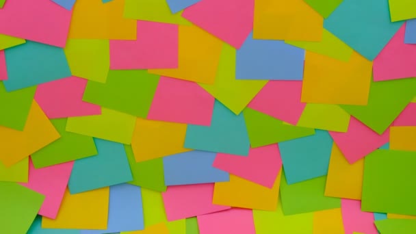 Tahta Üzerinde Renkli Yapışkan Notlar Office Uyarı Mektubu Kavramları — Stok video