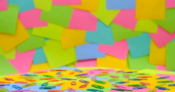 Разноцветные Скрепки Бумаги Вращающемся Столе Разноцветной Бумагой Sticky Notes Разместить — стоковое видео