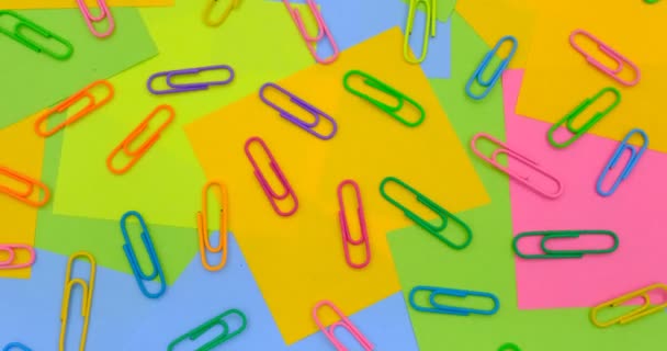 Multicolored Paper Clips Rotating Table Multicolored Paper Sticky Notes Post — Vídeo de Stock