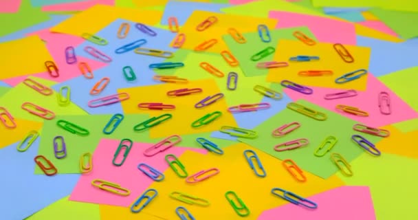 Fermagli Multicolori Tavolo Rotante Con Carta Multicolore Appunti Adesivi Postalo — Video Stock