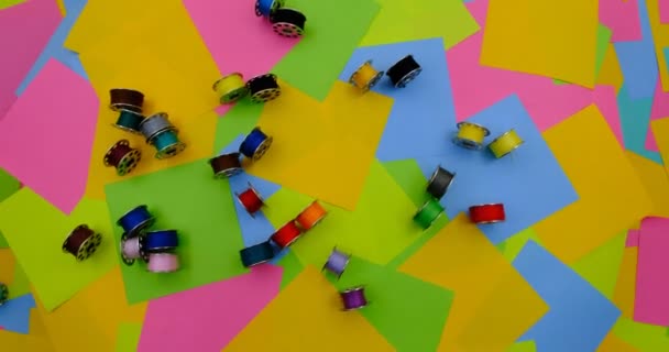 Металеві Шпали Різнокольоровою Ниткою Швейної Машини Обертовому Столі Різнокольоровими Паперовими — стокове відео