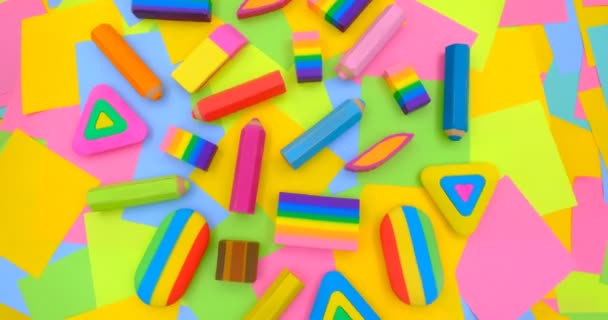 Různé Tvary Barvy Gumy Uspořádané Otočném Stole Pestrobarevným Papírem Lepicí — Stock video