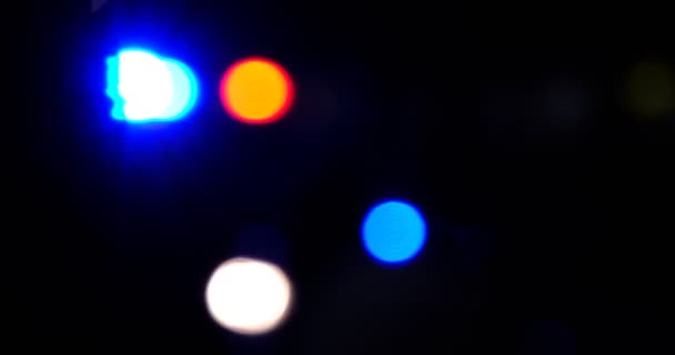 在黑色背景上闪烁着模糊的红光和蓝光警示灯 警察在黑暗中闪烁 紧急信号灯在黑暗中闪烁 — 图库视频影像