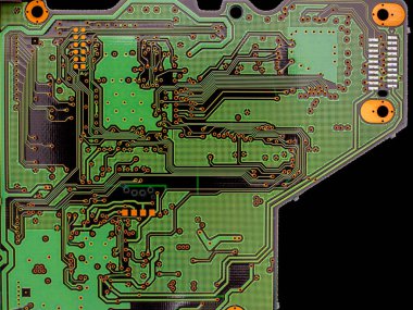 Siyah arkaplanda basılı elektronik devre kartı