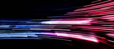 Koyu arkaplanda hız çizgisi hareketi bulanıklığı, veri aktarım simülasyonu, mavi-kırmızı ışık