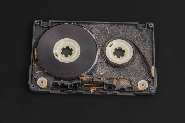 Vieille Cassette Audio Sale Bande Sur Fond Noir — Photo