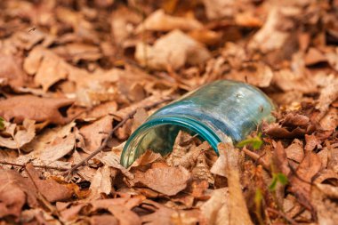 Sonbahar yapraklarında boş bir kavanoz