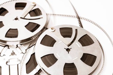 Beyaz bir arka plan üzerinde izole eski film makarası
