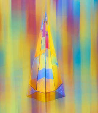 arkaplanda renkli yapışkan notlar üzerinde kristal piramit, hareket bulanıklığı