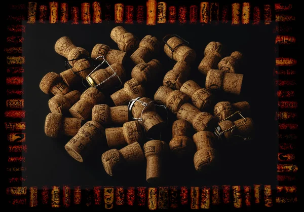 Sibiu City Romania April 2020 软木塞的概念由来自不同葡萄酒生产国的旧软木塞塞和位于中间的不同香槟生产国的软木塞构成 — 图库照片