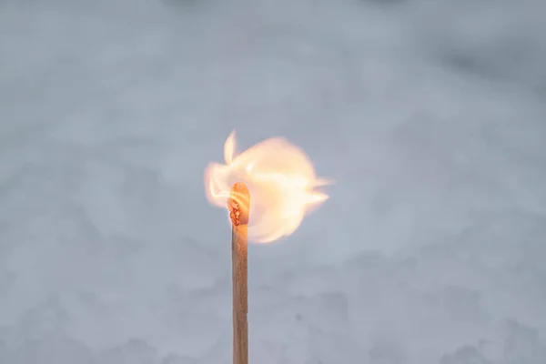 Fósforos Madera Ardientes Con Llama Fuego Caliente Sobre Fondo Nieve — Foto de Stock