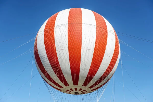 Παλιομοδίτικο Μπαλόνι Ηλίου Κόκκινες Και Λευκές Ρίγες Στον Γαλάζιο Ουρανό — Φωτογραφία Αρχείου