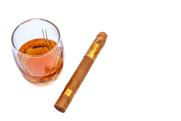 Glas Cognac Und Zigarre Auf Weißem Hintergrund — Stockfoto