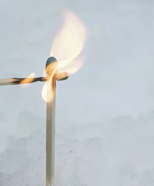 Brennende Hölzerne Streichhölzer Mit Heißer Flamme Auf Schneehintergrund — Stockfoto