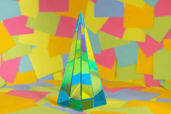 Piramide Cristallo Note Adesive Colorate Sullo Sfondo — Foto Stock