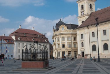 Sibiu, Romanya - 10 Nisan 2010. Ortaçağ Sibiu-Hermannstadt, Transilvanya, Romanya 'daki tarihi eski binaların manzarası