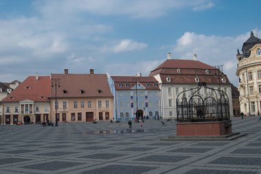 Sibiu, Romanya - 10 Nisan 2010. Ortaçağ Sibiu-Hermannstadt, Transilvanya, Romanya 'daki tarihi eski binaların manzarası