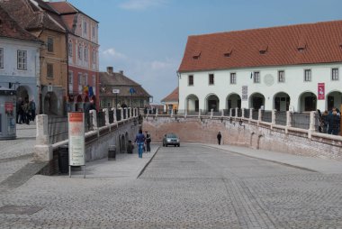 Sibiu, Romanya - 10 Nisan 2010. Ortaçağ Sibiu-Hermannstadt, Transilvanya, Romanya 'daki tarihi eski binaların manzarası