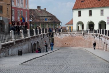 Sibiu, Romanya - 10 Nisan 2010. Ortaçağ Sibiu-Hermannstadt, Transilvanya, Romanya 'daki tarihi eski binaların manzarası