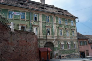 Sibiu, Romanya - 10 Nisan 2010. Ortaçağ Sibiu-Hermannstadt, Transilvanya, Romanya 'daki tarihi eski binaların manzarası