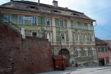 Sibiu, Romanya - 10 Nisan 2010. Ortaçağ Sibiu-Hermannstadt, Transilvanya, Romanya 'daki tarihi eski binaların manzarası