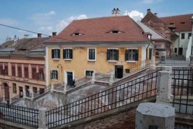 Sibiu, Romanya - 10 Nisan 2010. Ortaçağ Sibiu-Hermannstadt, Transilvanya, Romanya 'daki tarihi eski binaların manzarası