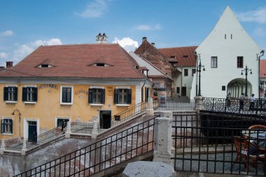 Sibiu, Romanya - 10 Nisan 2010. Ortaçağ Sibiu-Hermannstadt, Transilvanya, Romanya 'daki tarihi eski binaların manzarası