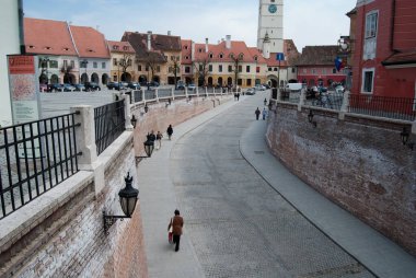 Sibiu, Romanya - 10 Nisan 2010. Ortaçağ Sibiu-Hermannstadt, Transilvanya, Romanya 'daki tarihi eski binaların manzarası