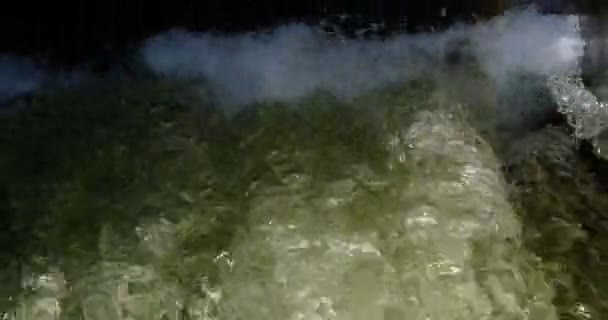 滝から落下する水の近くに — ストック動画