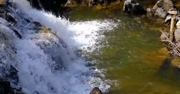Nahaufnahme Von Wasser Das Von Einem Wasserfall Fällt Und Ins — Stockvideo