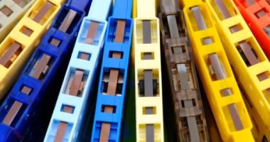 Çok renkli eski antika ses kasetlerinden oluşan bir koleksiyon. Çok renkli kağıt yapışkan notaların arka planına sahip dönen bir masa üzerinde.