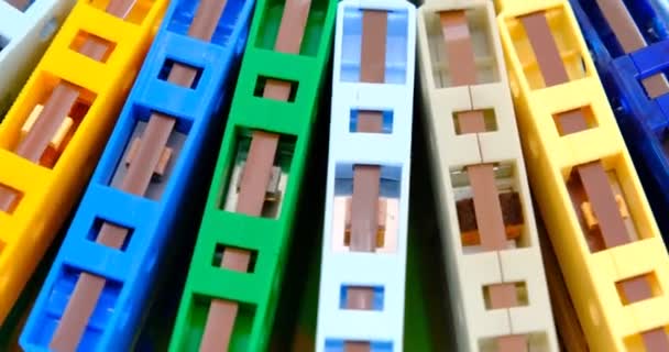 Коллекция Многоцветных Старинных Ретро Аудиокассет Вращающемся Столе Фоне Разноцветных Бумажных — стоковое видео