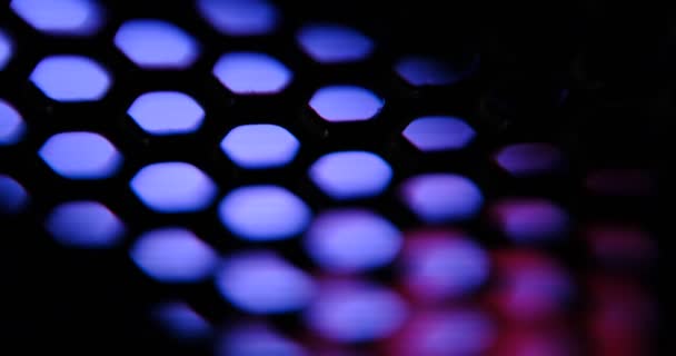 Luce Multicolore Attraverso Una Superficie Perforata — Video Stock