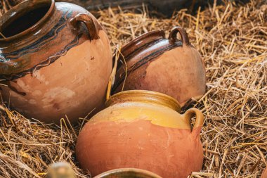 Kuru samanların üzerindeki kil kaplar