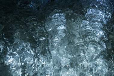 Yakın çekim akan su yumuşak odak