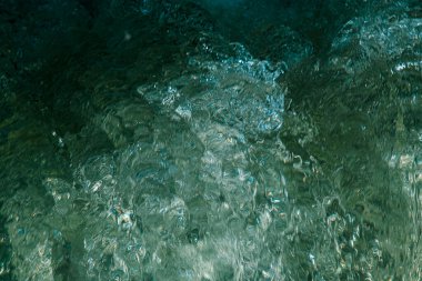 Yakın çekim akan su yumuşak odak