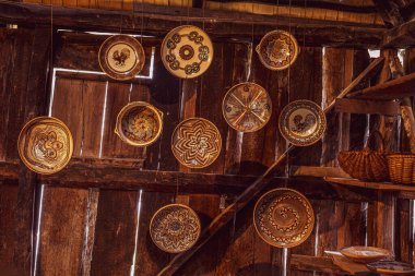 Depodaki toprak kaplama gemileri.