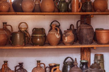 Depodaki toprak kaplama gemileri.