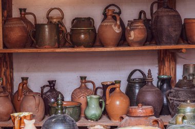 Depodaki toprak kaplama gemileri.