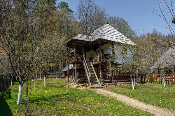 Прекрасная Сельская Сцена Румынского Традиционного Дома — стоковое фото